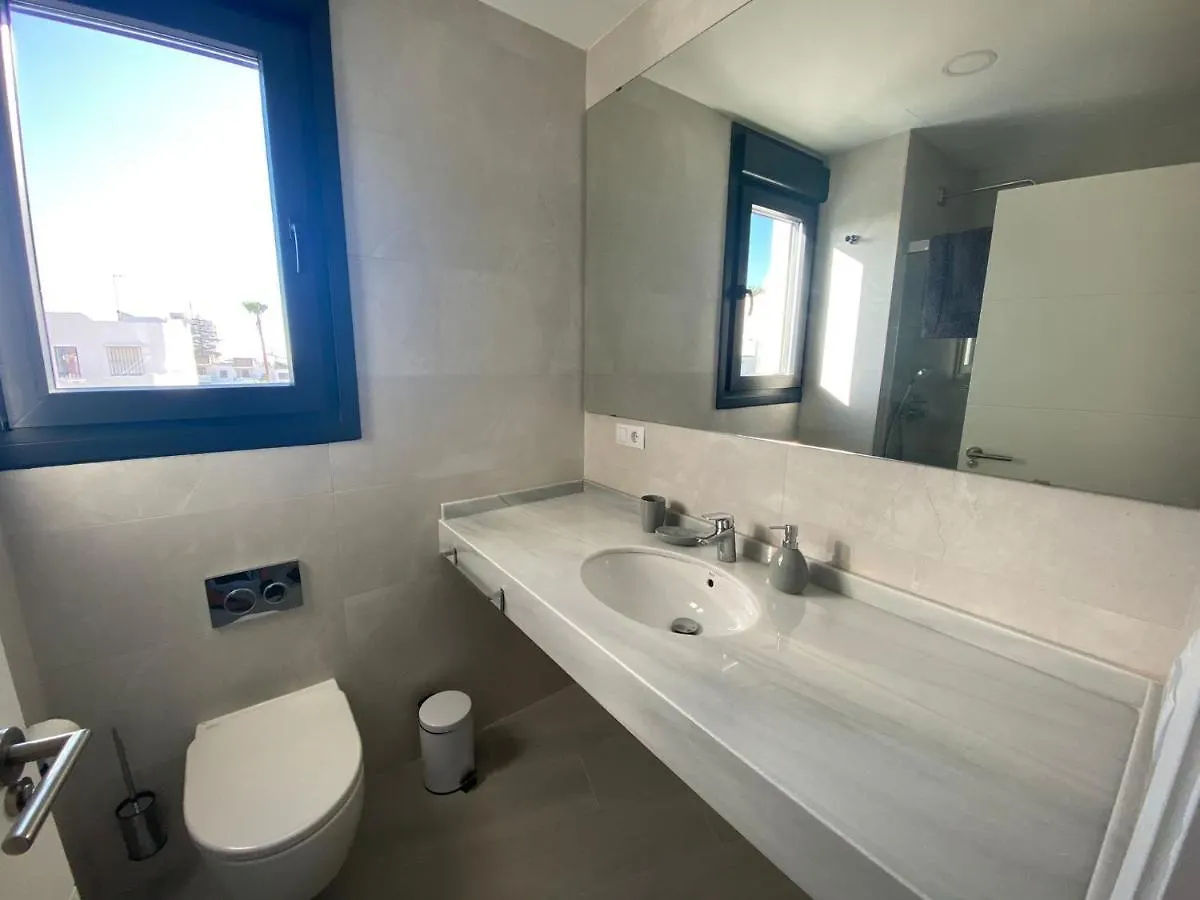 Apto Moderno, a minutos de la playa y del centro Tarifa Apartamento